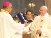 Papa Francisco presenteia o Arcebispo do Rio de Janeiro, Dom Orani Tempesta, com um cálice.