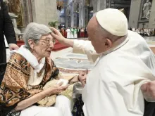 Papa Francisco abençoa uma mulher durante a missa do Dia dos Avós