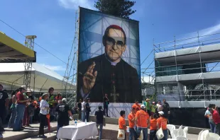 Imagem do retrato oficial do agora beato Dom Óscar Romero.