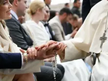 Papa Francisco cumprimentando os fiéis