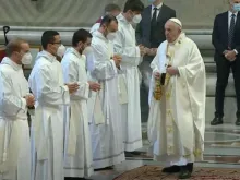 Papa Francisco na ordenação sacerdotal hoje na Basílica de São Pedro.