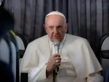 Papa Francisco fala com repórteres a bordo de voo papal de volta a Roma da JMJ Lisboa 2023.
