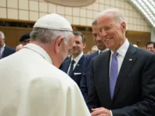 O papa Francisco cumprimenta o então Vice-Presidente Joe Biden, em 2016