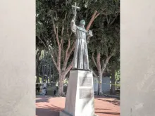 Estátua de Frei Junípero Serra em Los Angeles 
