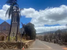 Destruição provocada por incêndio próximo à igreja católica de Maria Lanakila, em Lahaina, no estado americano do Havaí.