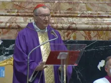 Secretário de Estado da Santa Sé, Pietro cardeal Parolin, na missa que celebrou hoje (16) na basílica de São Pedro, no Vaticano, pela paz na Ucrânia