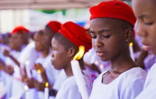 Grupo de meninas recebe os sacramentos do batismo e do crisma na Nigéria.