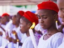 Imagem: Grupo de meninas recebe os sacramentos do batismo e do crisma na Nigéria - Shutterstock