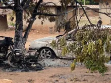 Imagem: Destruição após ataque durante a sexta-feira santa na Nigéria em 7 de abril de 2023. - Cortesia da Justice Development and Peace Commission (JDPC)