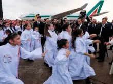 Coro de crianças que saíram ao encontro do Papa no Paraguai.