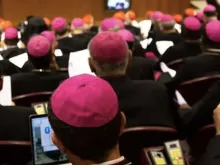 Bispos reunidos no Vaticano