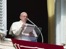 Papa Francisco dirige o ângelus.