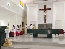 missa do domingo de páscoa na igreja são francisco xavier em owo, nigéria.