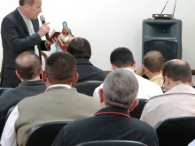 Dom Walmor Oliveira ministra formação em Encontro da Osib