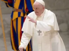 O papa Francisco saúda os fiéis na Audiência Geral