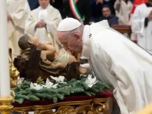 O papa beija a imagem do Menino Jesus na Solenidade de Maria, Mãe de Deus