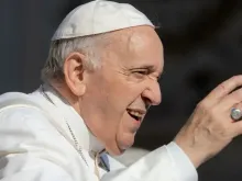 Papa Francisco saúda fiéis