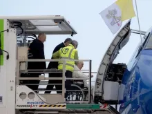 Papa embarcando em avião