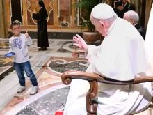 Papa cumprimenta menino com deficiência