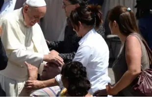 Papa Francisco abençoa um enfermo na Praça de São Pedro.
