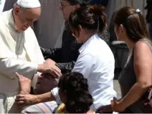 Papa Francisco abençoa um enfermo na Praça de São Pedro.