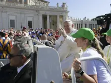Papa Francisco com jovens na Audiência Geral