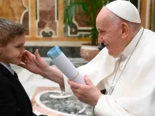 O papa cumprimenta uma criança durante a audiência de hoje (20