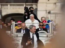 O papa saúda os fiéis na Audiência Geral
