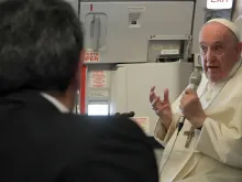 Papa Francisco no avião de volta a Roma