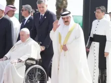 Papa Francisco no encerramento do Fórum acompanhado do rei do Bahrein