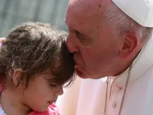 Papa saudando uma menina antes de começar a Audiência Geral.