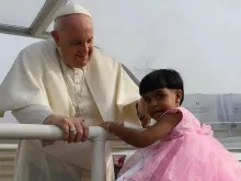 Papa Francisco com uma menina no Estádio Nacional do Bahrein