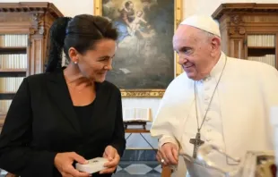 O papa recebe em audiência a presidente da Hungria, Katalin Novák