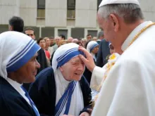 Papa Francisco visita Missionárias da Caridade no Vaticano em maio 2013.