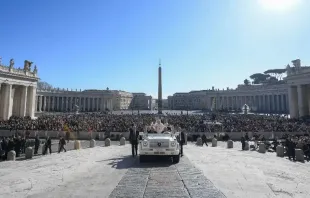 Papa Francisco chega à Praça de São Pedro