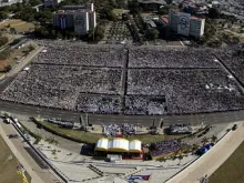 Uma multidão na missa da Praça da Revolução em Havana