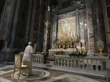 Papa Francisco reza diante da Virgem do Socorro no Vaticano.