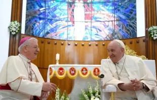 Papa Francisco com dom Paul Hinder na Igreja do Sagrado Coração no Bahrein