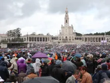 Peregrinos no Santuário de Fátima em 13 de maio de 2016 
