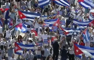 Peregrinos cubanos na Praça de São Pedro durante o Angelus. Crédito: Screenshot Youtube Vatican News.