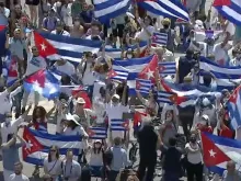Peregrinos cubanos na Praça de São Pedro durante o Angelus. Crédito: Screenshot Youtube Vatican News.