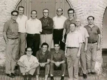 Foto de arquivo publicada pela Civiltà Cattolica. No centro, Padre Fiorito. À sua direita, o jovem Jorge Mario Bergoglio
