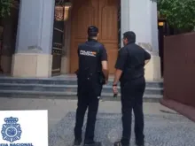 Policiais nos portões da Igreja de São Bartolomeu em Múrcia (Espanha