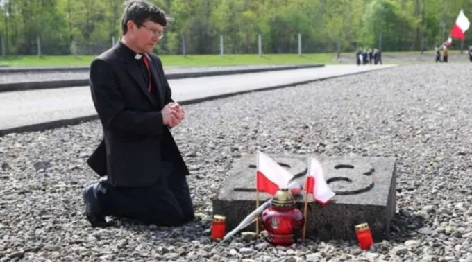 polish-priest-praying-in-dachau-credit_-press-office-of-the-polish-bishops-conference_1619699480.jpg ?? 