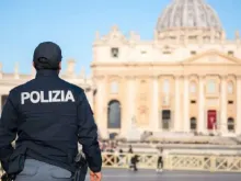 Polícia vigia a Praça de São Pedro no Vaticano.