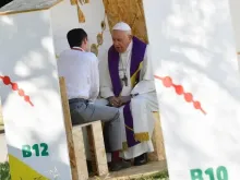 Papa Francisco confessa a jovem na JMJ Lisboa 2023