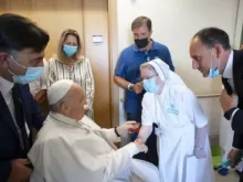 Papa Francisco cumprimenta pessoal médico do hospital Gemelli.