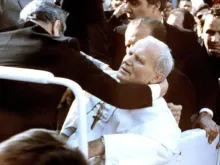 O Papa João Paulo II desmaia após ser baleado em 13 de maio de 1981.