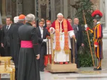 O Papa chega ao altar da Basílica de São Pedro