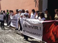 Aproximadamente 200 pessoas se congregaram em frente à sede do evento